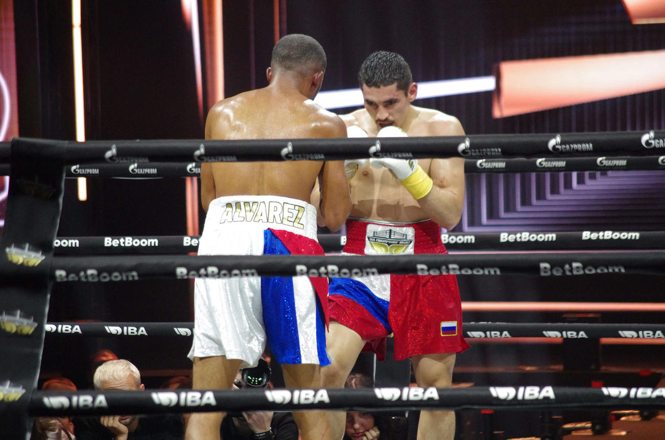 チャンピオンズナイトのメーンイベント男子60キロ級で、キューバのアルバレスを下したロシアのバティルガジエフ（右）