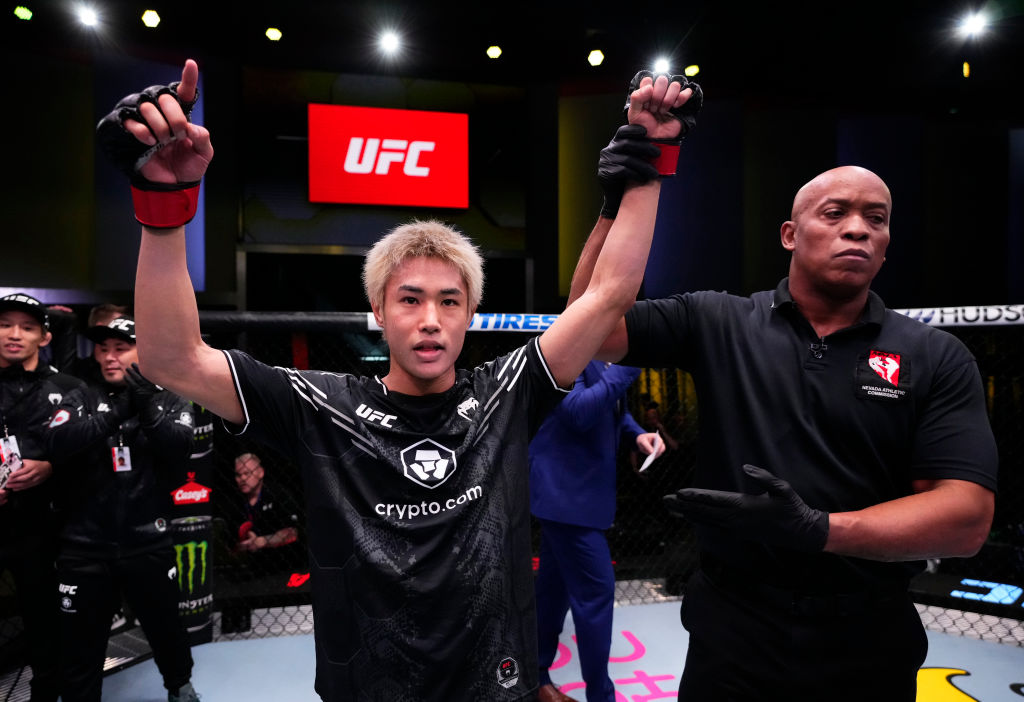 日本人最多タイのUFC5連勝を挙げ、勝ち名乗りを受ける平良達郎（左）（GettyImages）
