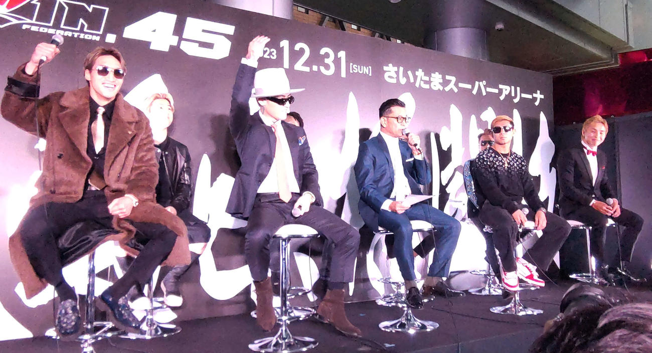 追加カード発表会見に参加した（前列左から）安保、平本蓮、榊原CEO、YA－MAN、久保ら