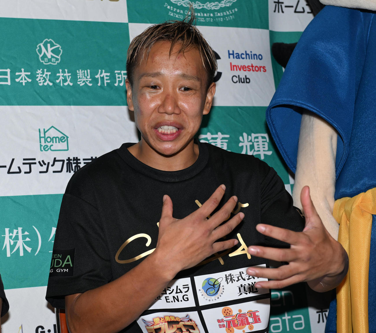 会見で試合を振り返る真道ゴー（撮影・和賀正仁）