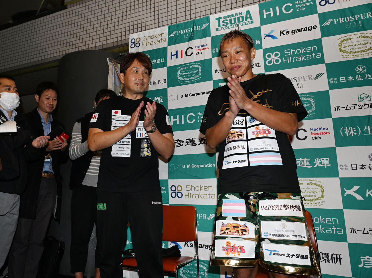 会見し拍手で自身の戦いを締め真道ゴー（撮影・和賀正仁）