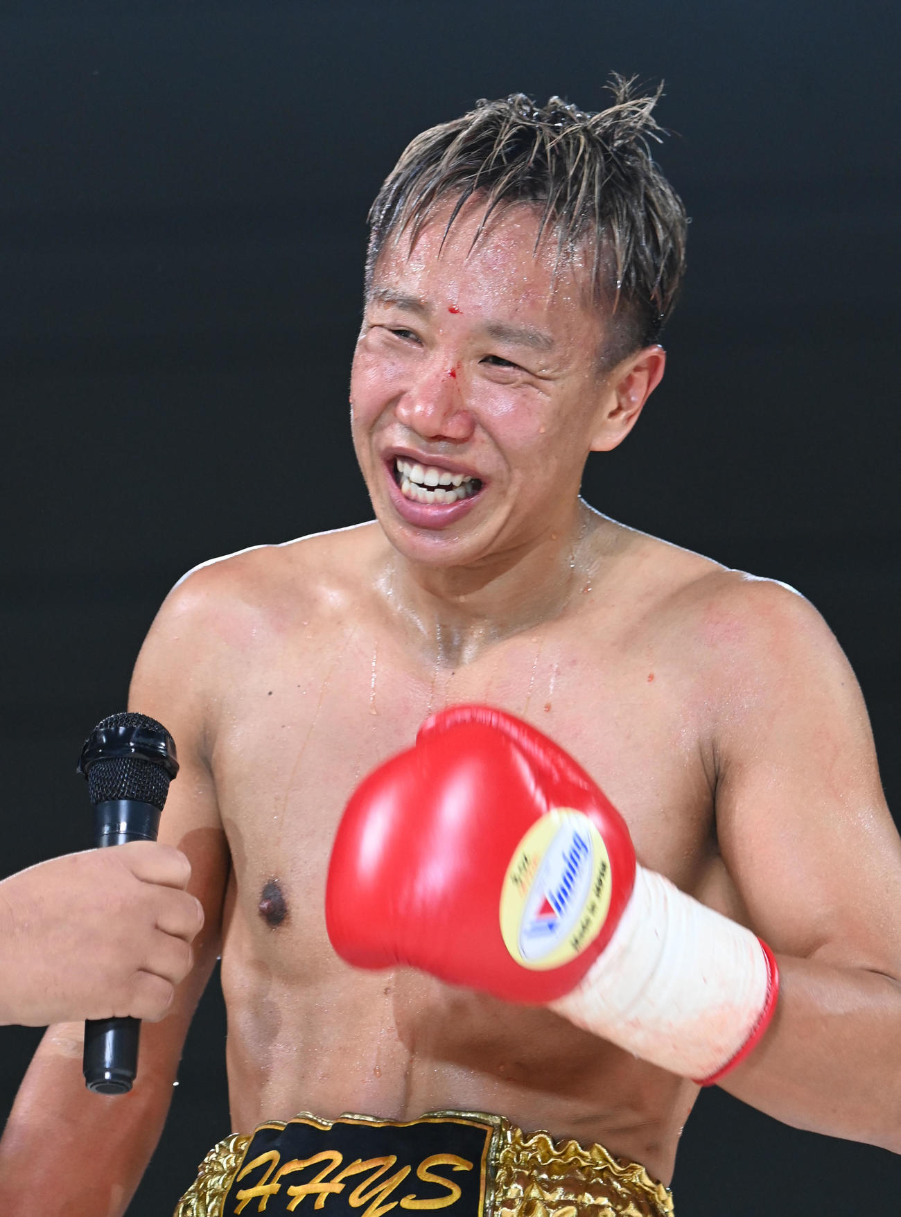 試合後、笑顔でインタビューを受ける真道ゴー（撮影・和賀正仁）