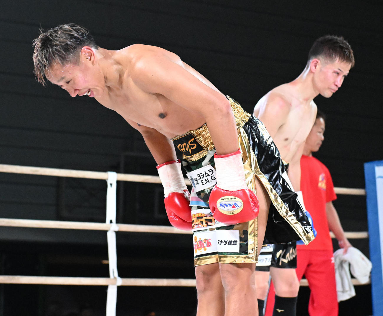 試合を終え、観客にあいさつする真道ゴー（撮影・和賀正仁）