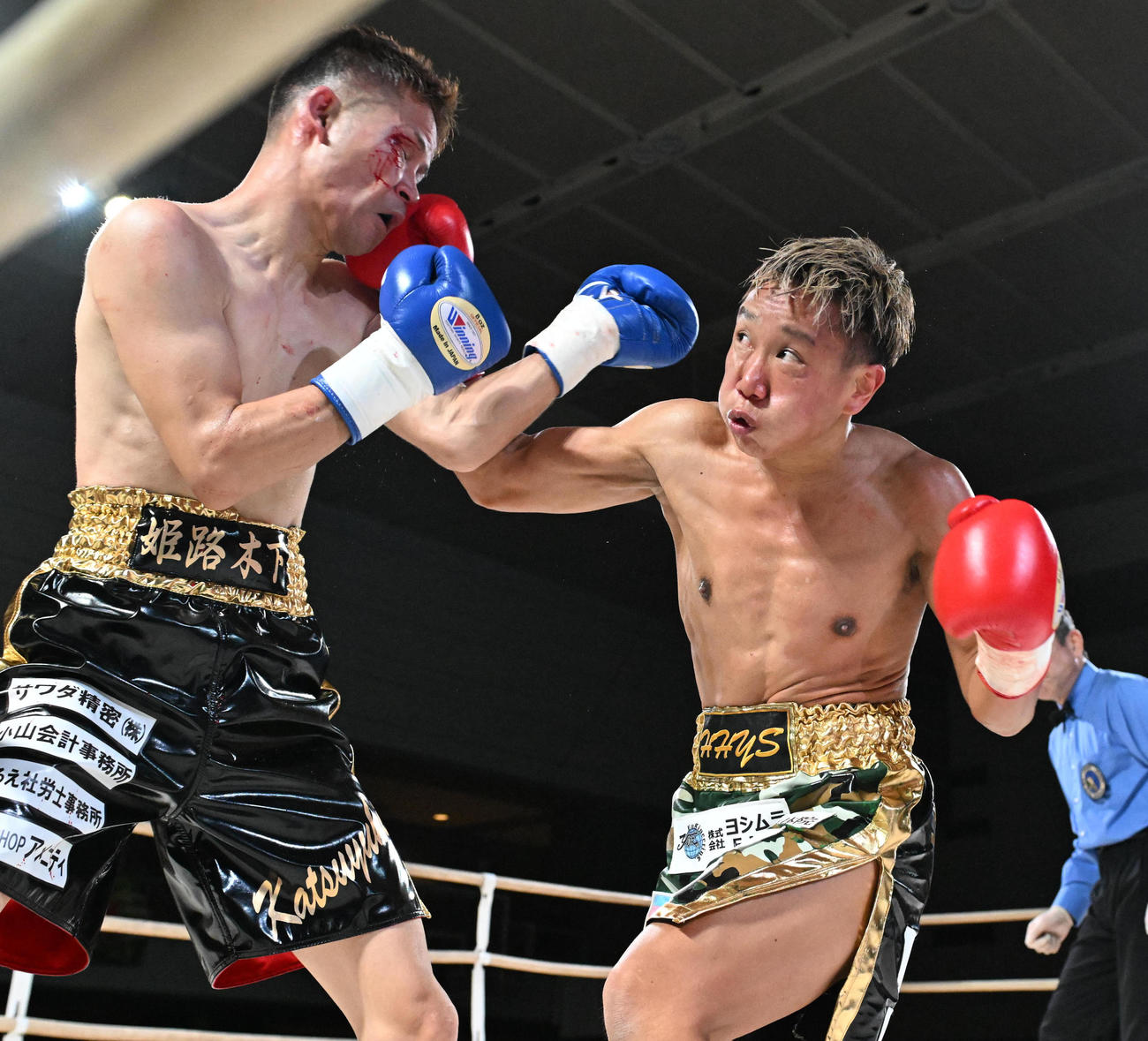 3回、石橋（左）にパンチを浴びる真道ゴー（撮影・和賀正仁）
