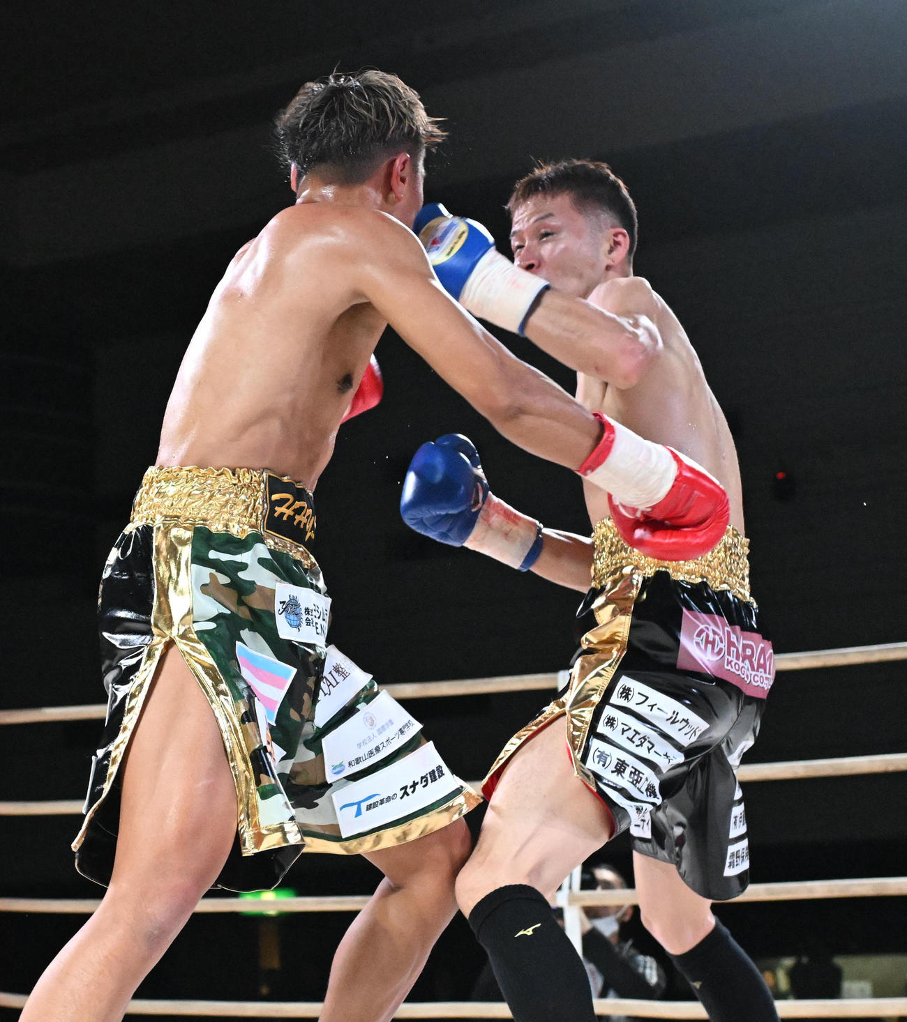 3回、石橋の左フックでダウンを喫する真道ゴー（撮影・和賀正仁）