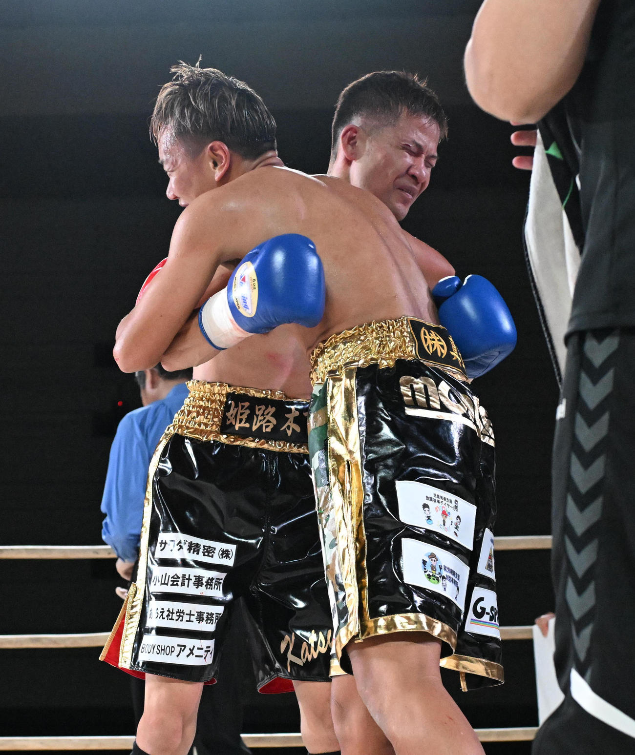 試合後、抱き合う真道ゴー（左）と石橋（撮影・和賀正仁）