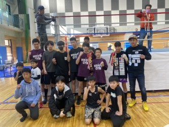 元世界王者矢吹主催の大会に参加した子どもたち。上段右から矢吹と長女の夢月さん（矢吹選手提供）