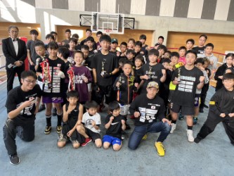元世界王者矢吹（1列目右）主催の大会に参加した子どもたち。2列目左は長女の夢月さん（矢吹選手提供）