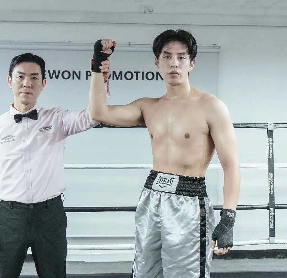 韓国で行われたプロテストに合格した韓国人気俳優のド・ジハン（右）（大橋ジム提供）