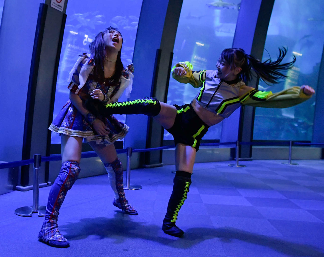 東京女子プロレス　荒井優希のボディーに蹴りを入れる鈴芽（東京女子プロレス提供）