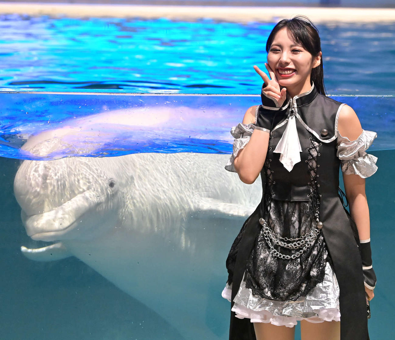 東京女子プロレス　イルカの前でポーズを取る難波小百合リングアナ（東京女子プロレス提供）