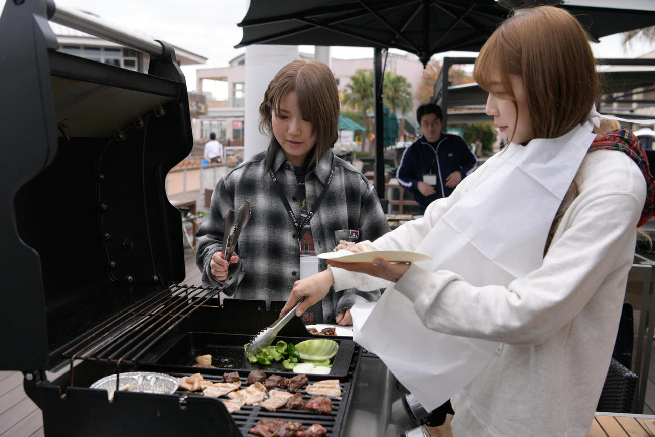 東京女子プロレス　バーベキューを楽しむ坂崎ユカ（左）と瑞希（東京女子プロレス提供）