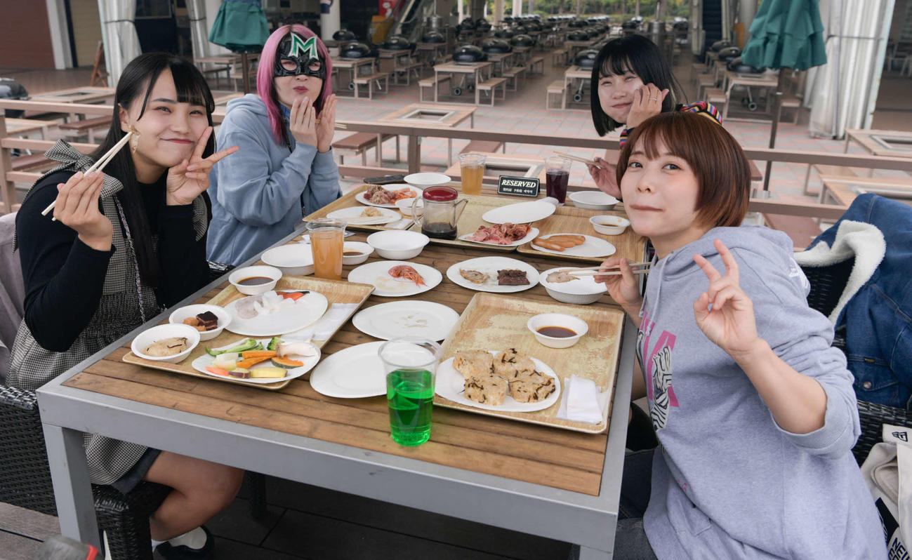 東京女子プロレス　バーベキューを楽しむ左から渡辺未詩、ハイパーミサヲ、辰巳リカ、中島翔子（東京女子プロレス提供）