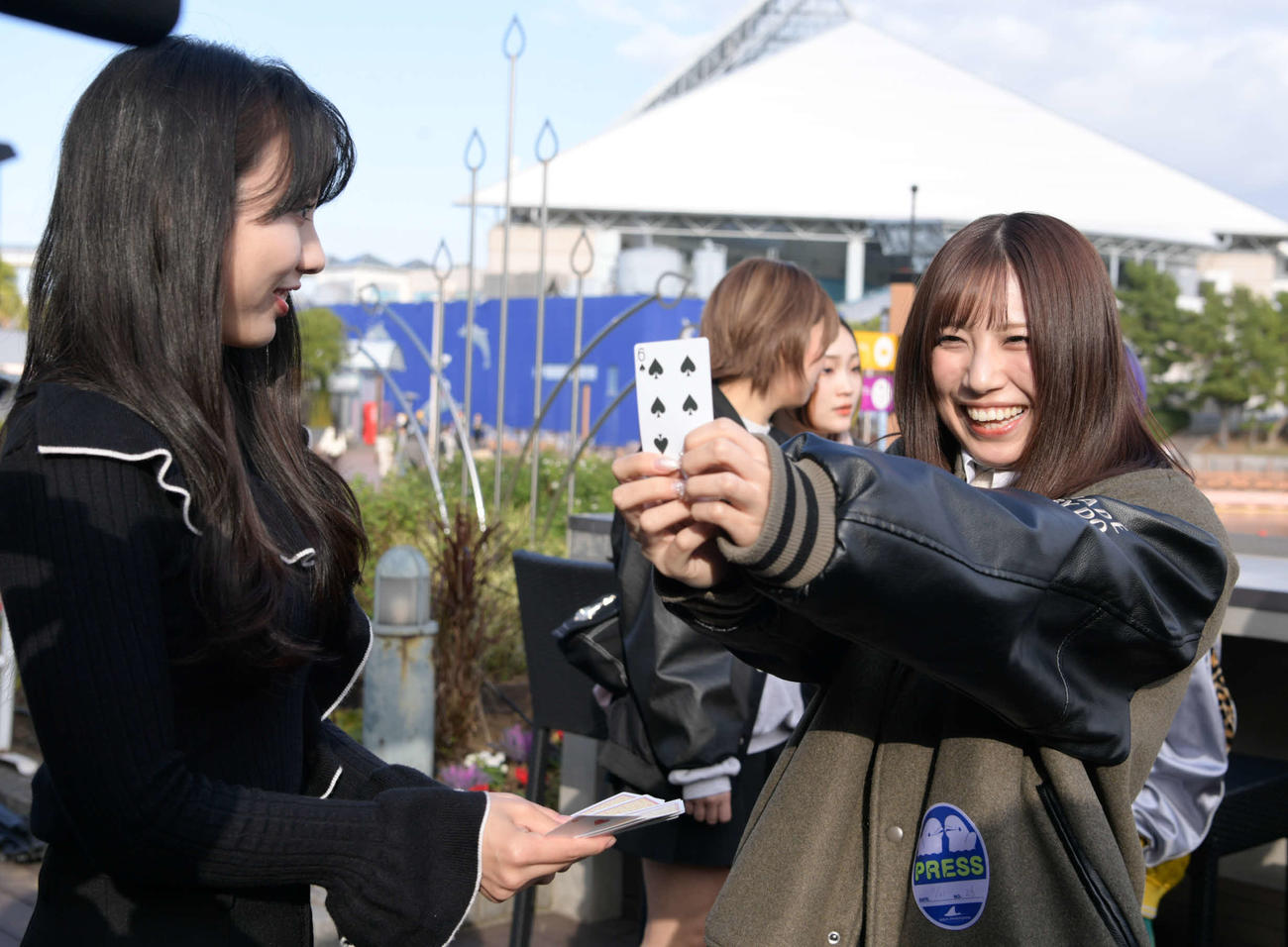 東京女子プロレスチーム分けが決まり、笑顔を見せる荒井優希（東京女子プロレス提供）