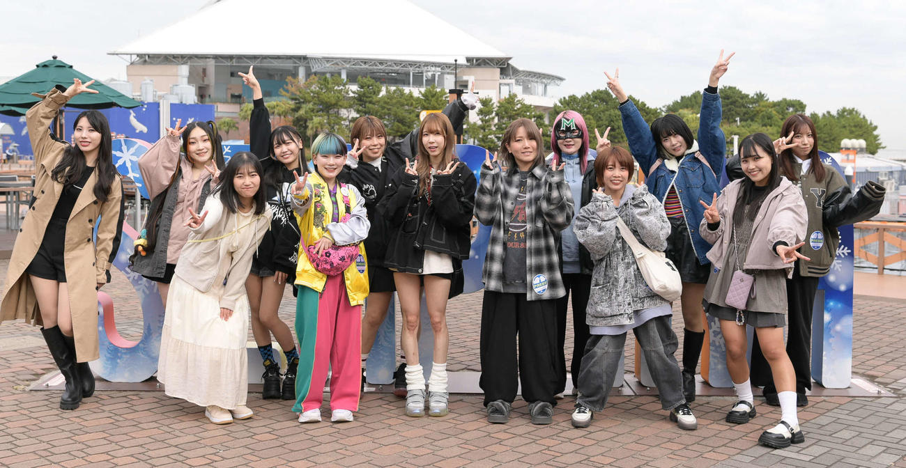 東京女子プロレス　私服姿で集まった東京女子の選手たち。このあと、壮絶な水族館でのバトルが行われた（東京女子プロレス提供）