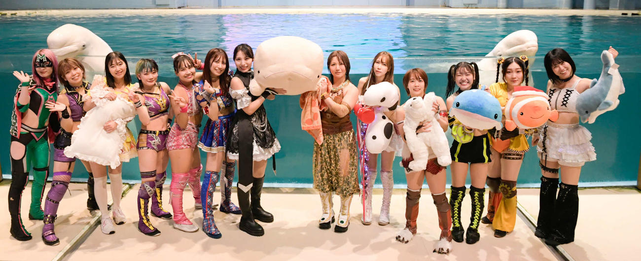 東京女子プロレス　試合後、イルカと記念撮影を行った選手たち（東京女子プロレス提供）