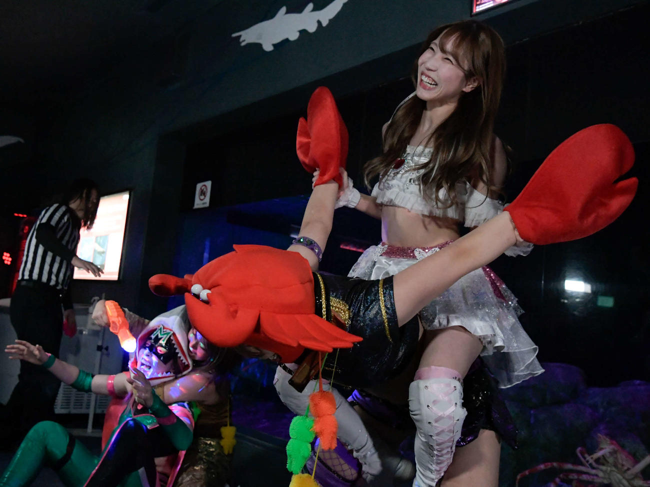 東京女子プロレス　カニの格好をした角田奈穂の上にまたがり、攻撃する瑞希（東京女子プロレス提供）