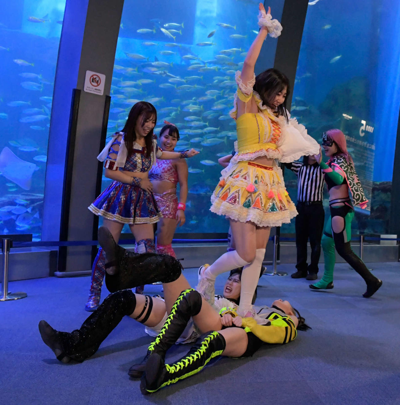 東京女子プロレス　辰巳リカと鈴芽を踏みつけるらく（中央）と荒井優希（左）（東京女子プロレス提供）