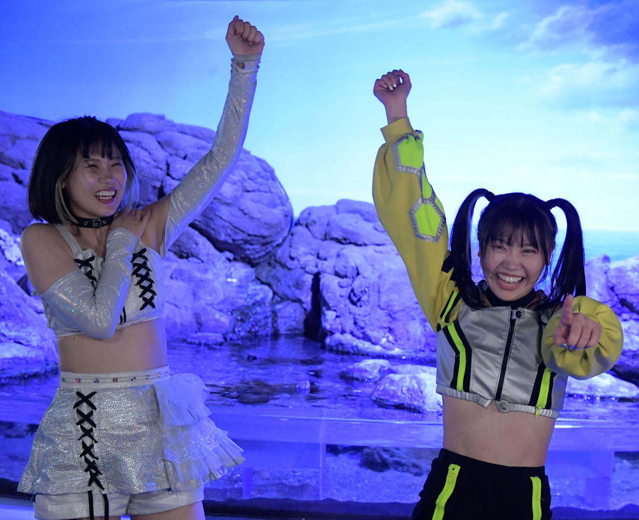 東京女子プロレス　勝利し、喜びを爆発させる辰巳リカ（左）と鈴芽（東京女子プロレス提供）