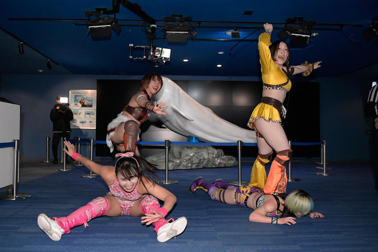 東京女子プロレス　中島翔子（左）は渡辺未詩を、HIMAWARI（右）は遠藤有栖を踏みつける（東京女子プロレス提供）