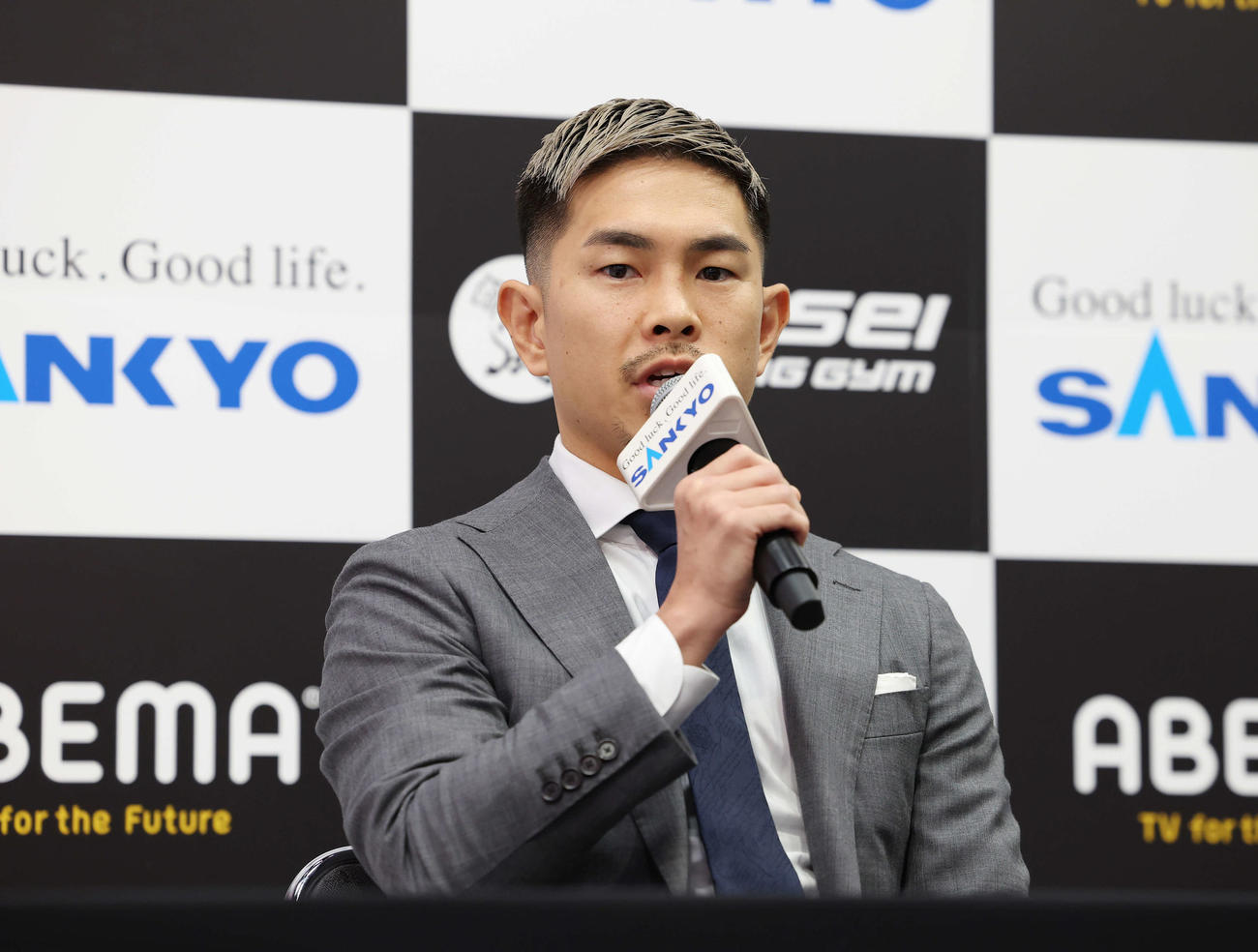 WBA世界スーパーフライ級タイトルマッチ発表会見で意気込みを語るWBA世界スーパーフライ級王者井岡（2023年11月27日撮影）