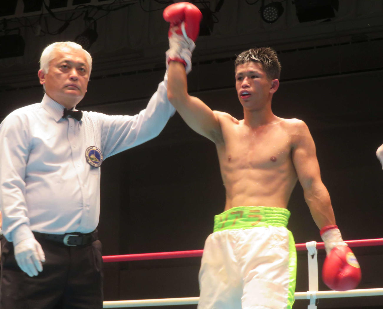 プロ9勝目を挙げ、勝ち名乗りを受けた日本スーパーフライ級13位比連崎爽晏楽（右）