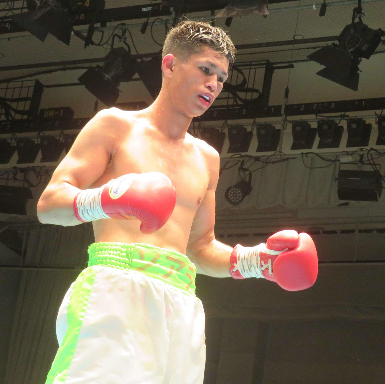 判定勝ちでプロ9勝目を挙げた日本スーパーフライ級13位比連崎爽晏楽