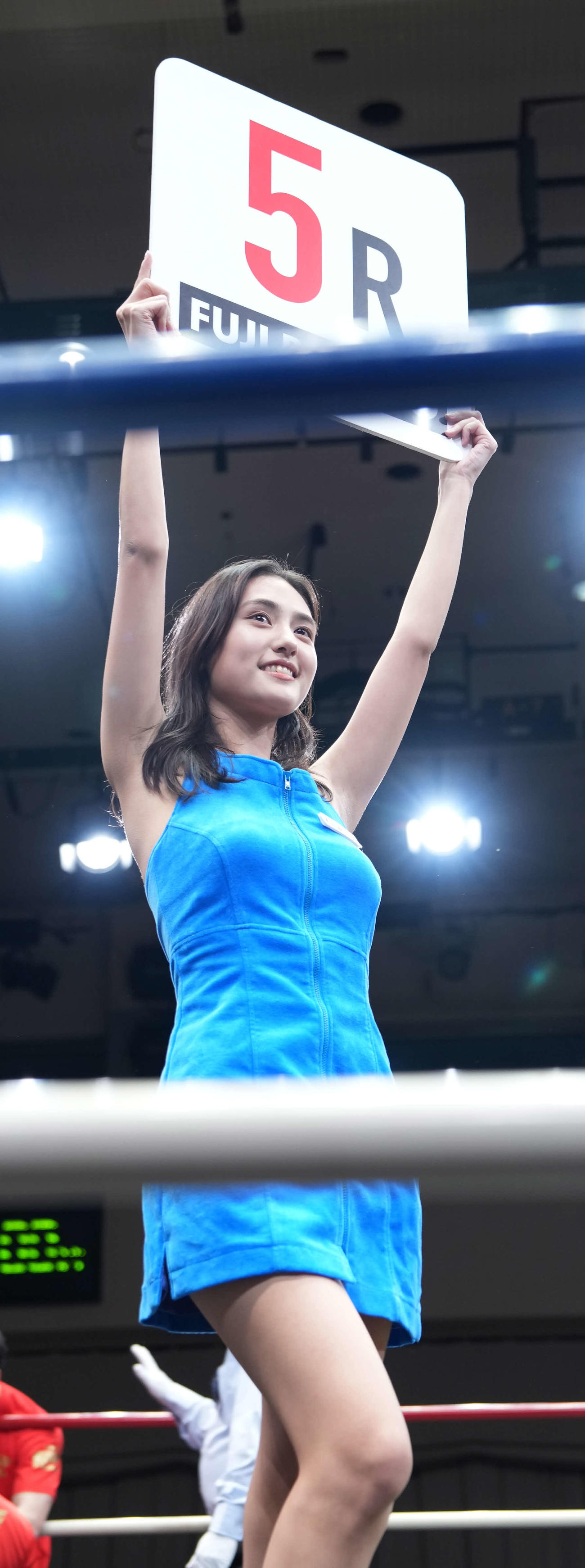 ラウンドガールの天野レナ（撮影・小沢裕）