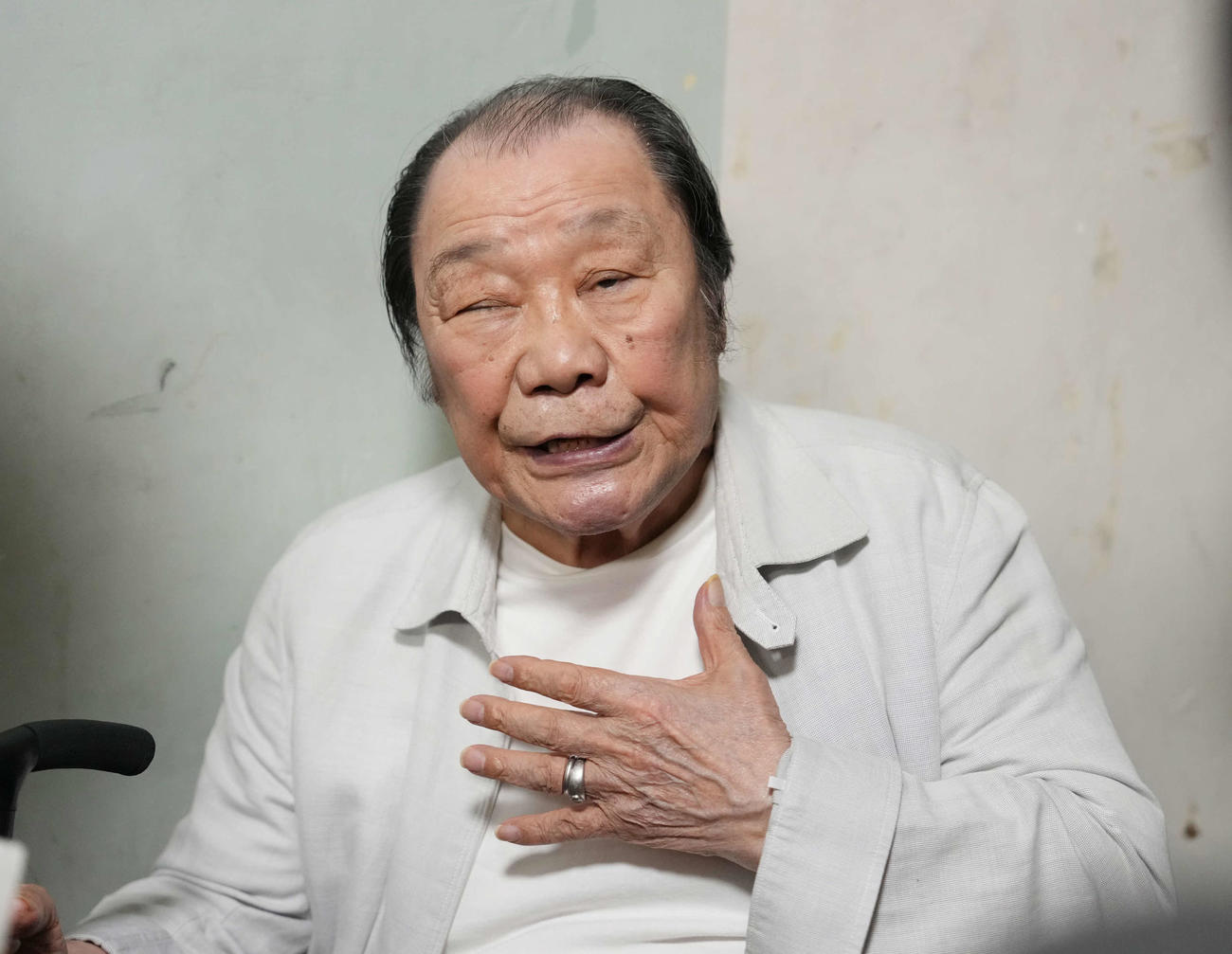 磯谷大心の勝利に笑顔を見せる輪島氏（撮影・小沢裕）