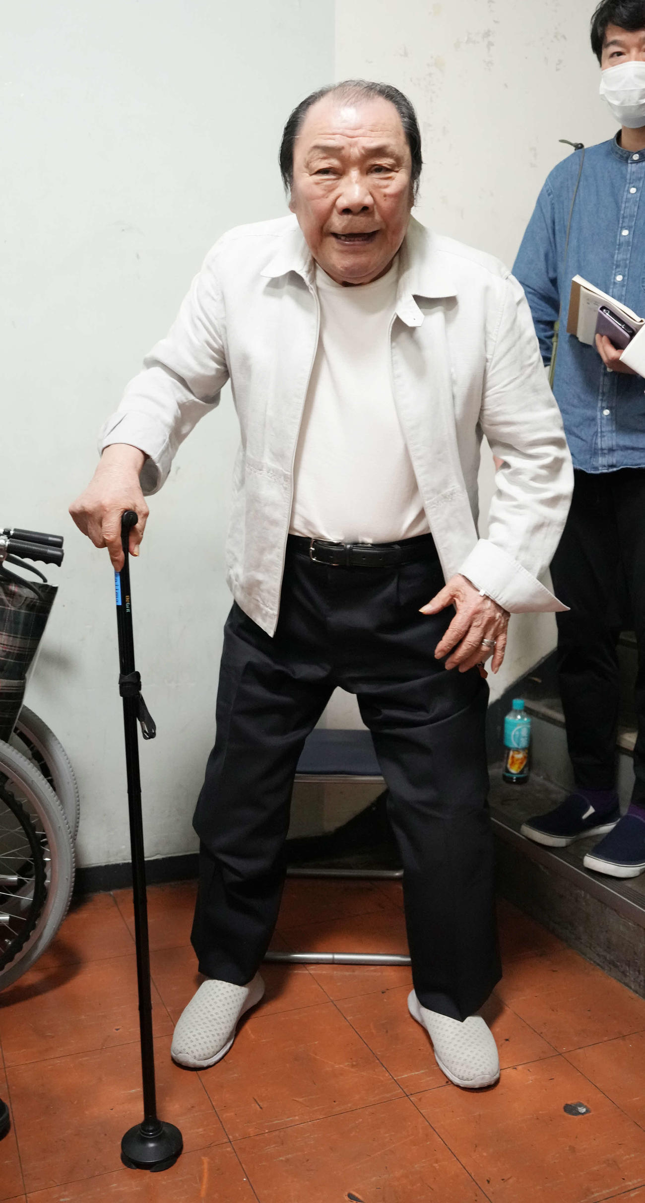 磯谷大心の勝利に笑顔を見せる輪島氏（撮影・小沢裕）