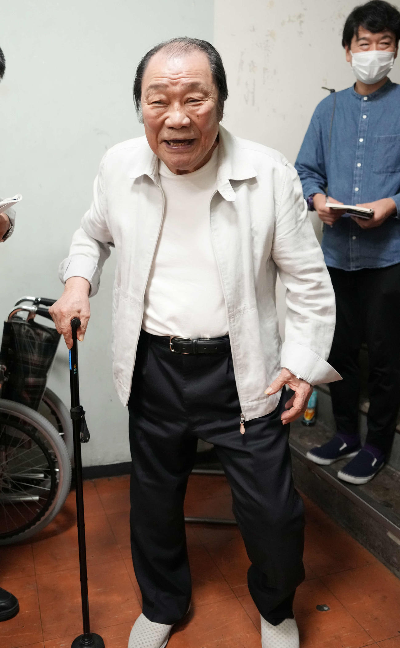 磯谷大心の勝利に笑顔を見せる輪島氏（撮影・小沢裕）