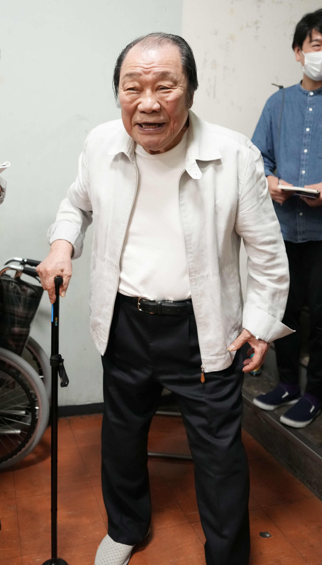 磯谷大心の勝利に笑顔を見せる輪島氏（撮影・小沢裕）