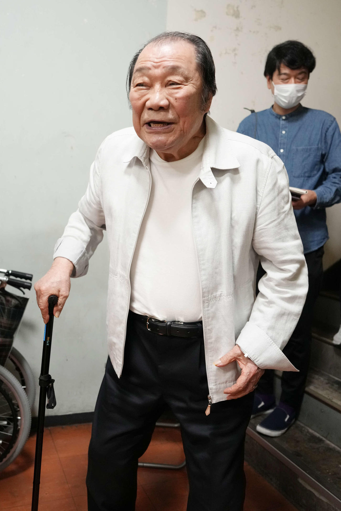 磯谷大心の勝利に笑顔を見せる輪島氏（撮影・小沢裕）