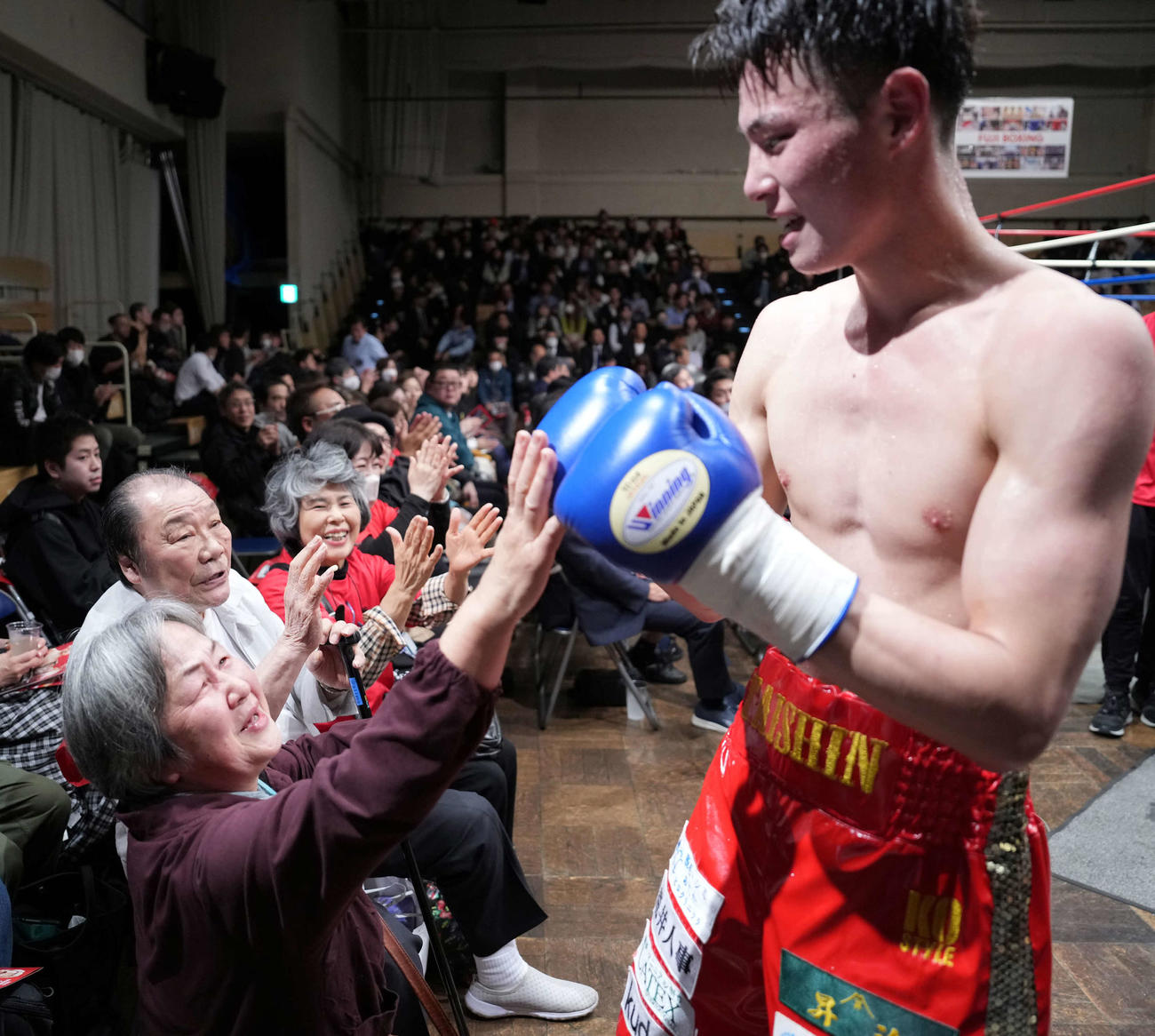 輪島氏（左から2人目）は勝利を収めた磯谷を見つめる（撮影・小沢裕）
