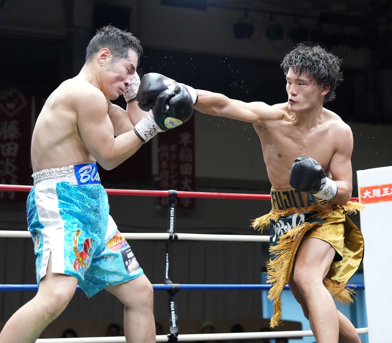 2回、関根（左）に右パンチを放つ藤田（撮影・小沢裕）