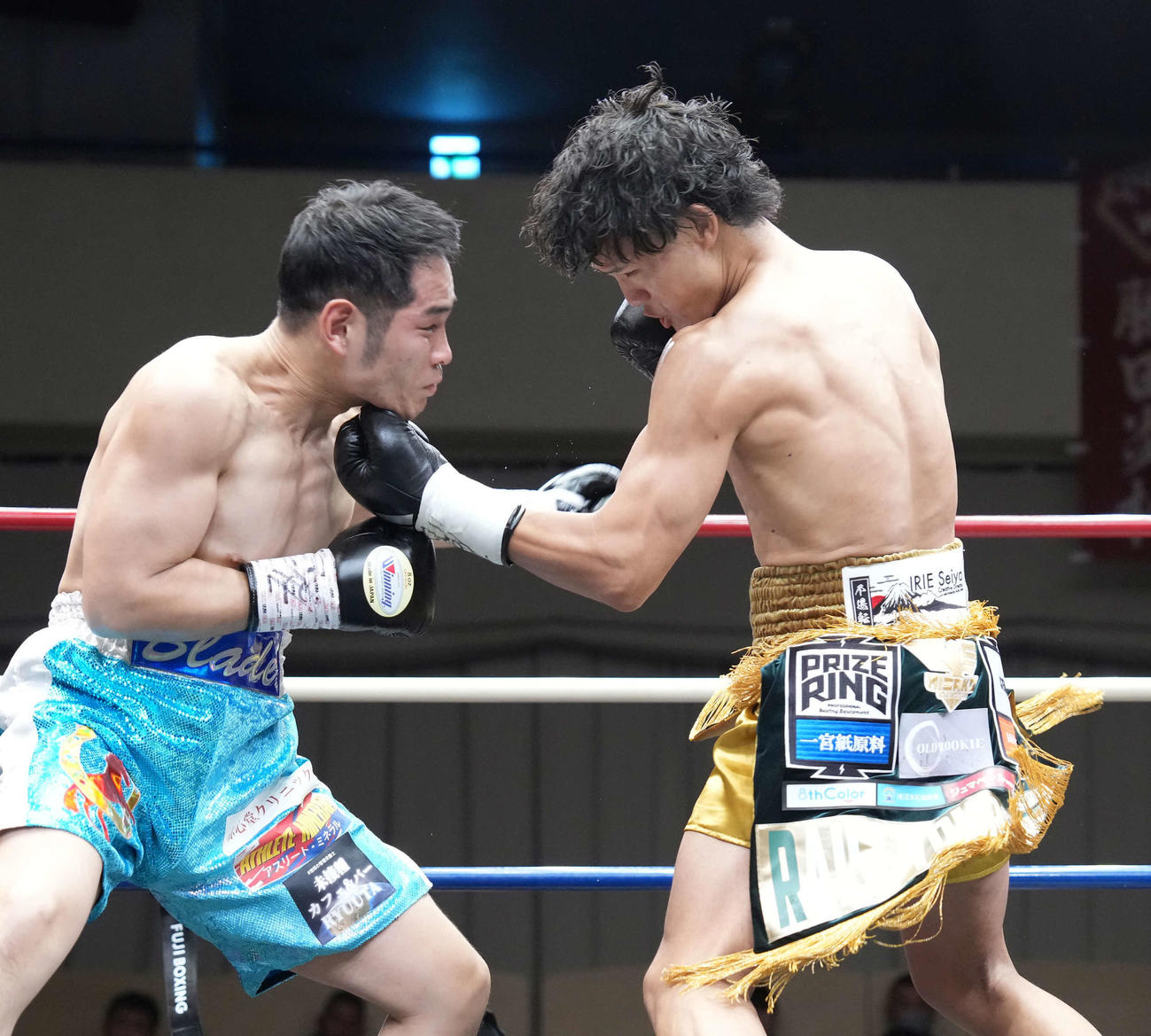1回、関根（左）に左アッパーを放つ藤田（撮影・小沢裕）
