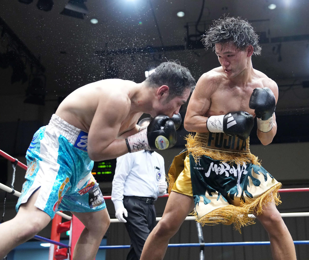 4回、関根（左）に右パンチを放ちダウンを奪う藤田（撮影・小沢裕）