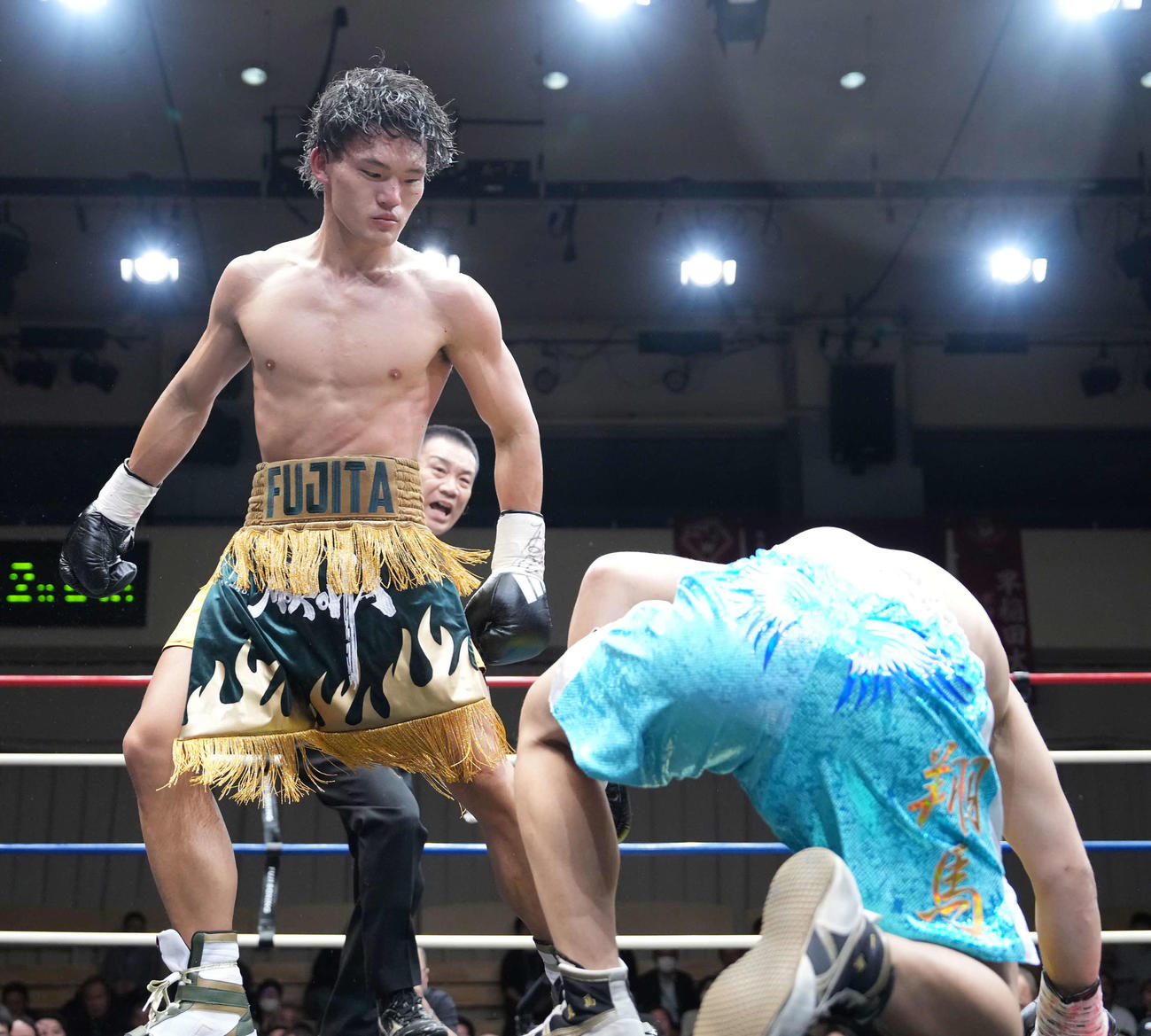 4回、関根（右）に右パンチを放ちダウンを奪う藤田（撮影・小沢裕）