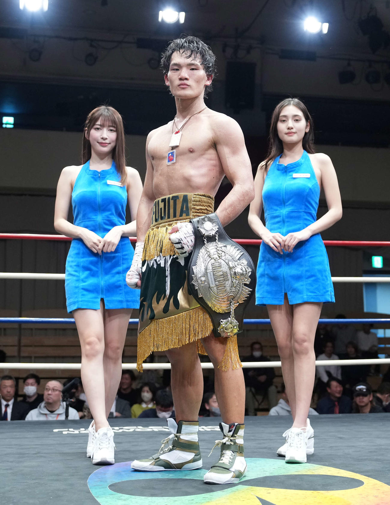タイトルを防衛した藤田。後方左からラウンドガールの雪平莉左、天野レナ（撮影・小沢裕）