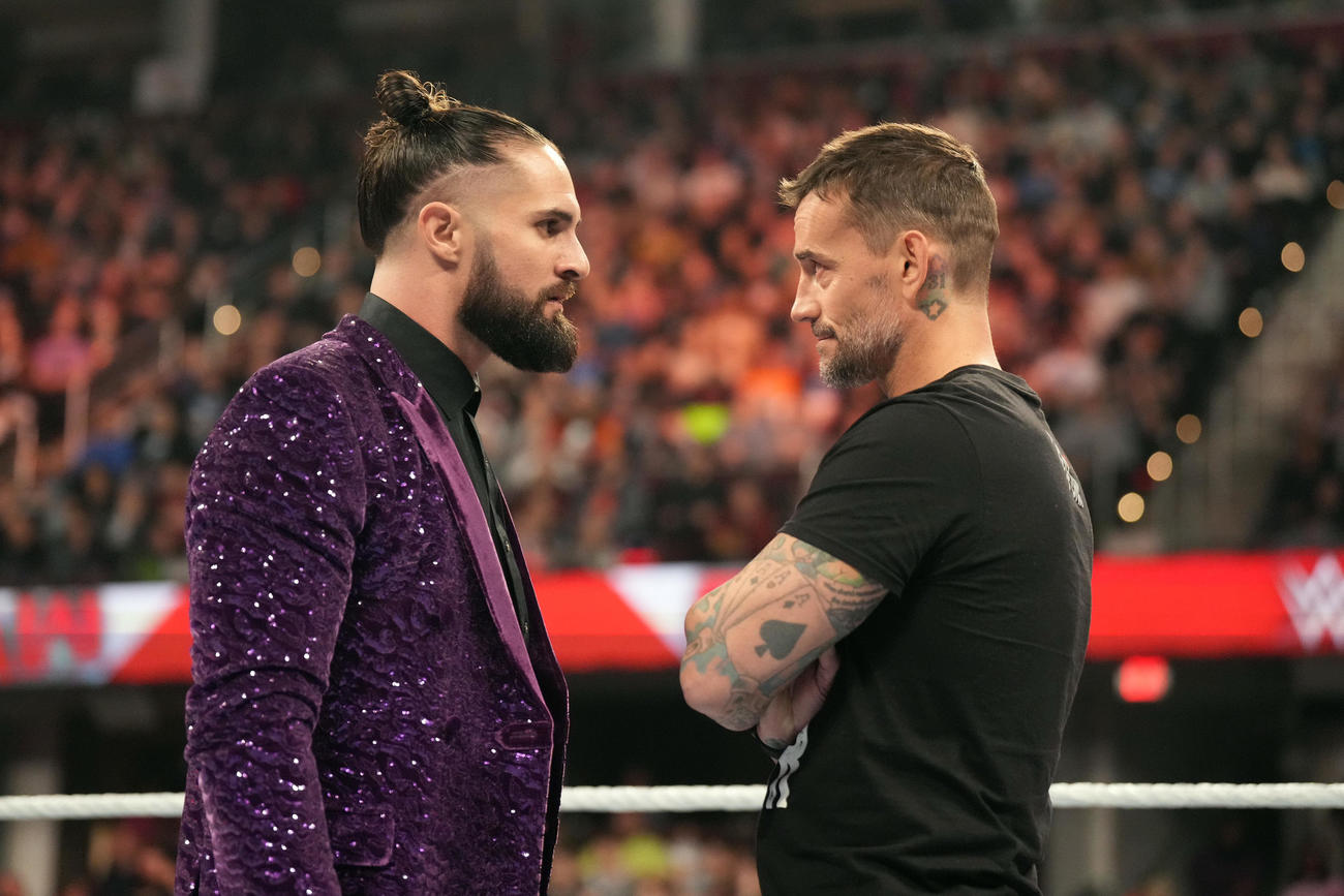 世界ヘビー級王者セス“フリーキン”ロリンズ（左）とにらみ合うCMパンク（C）2023 WWE, Inc. All Rights Reserved.