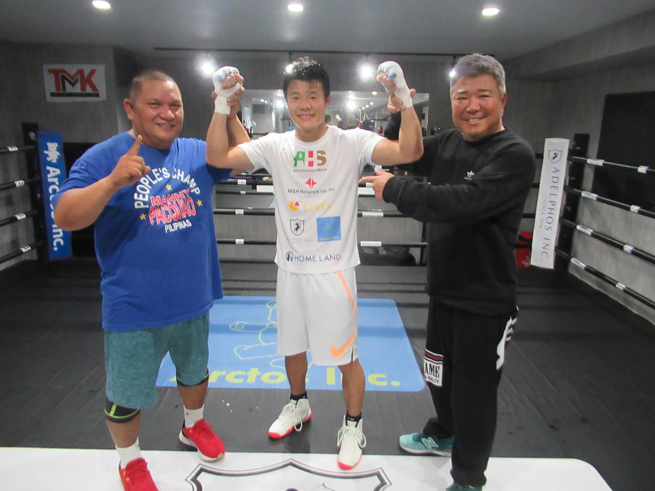 復活を目指す「シン・チーム和毅」の右から、亀田史郎氏、和毅、パッキャオのトレーナーを務めたフェルナンデス氏（撮影・実藤健一）