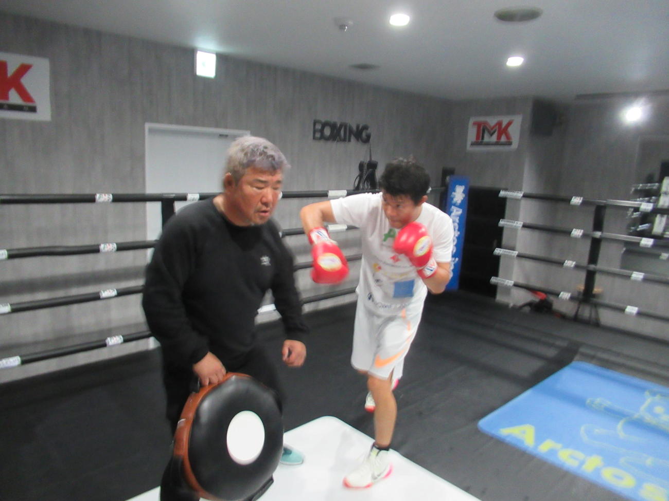 父の亀田史郎氏（左）とのコンビで復活を目指す和毅（撮影・実藤健一）