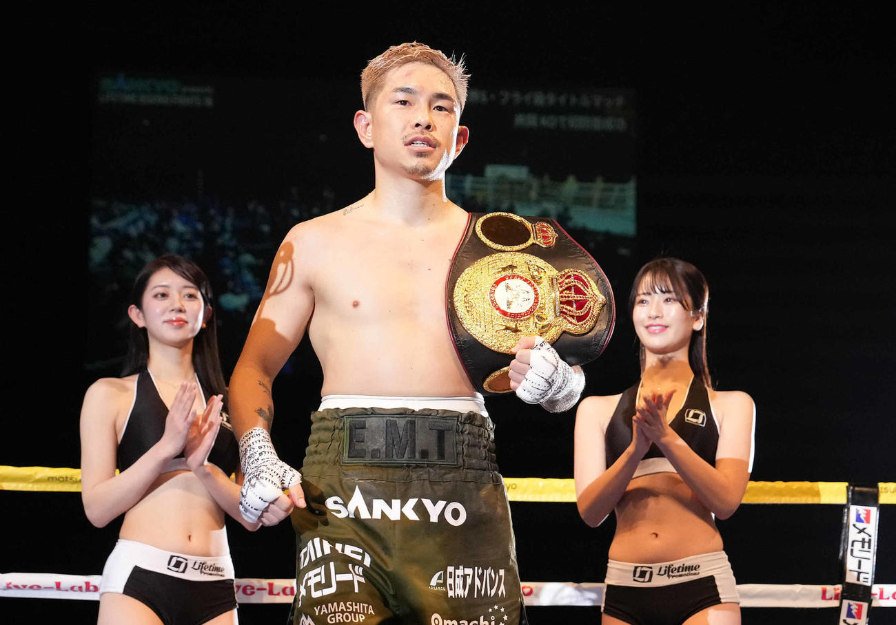 ペレスに7回KO勝ちし、防衛に成功した井岡（撮影・鈴木みどり）
