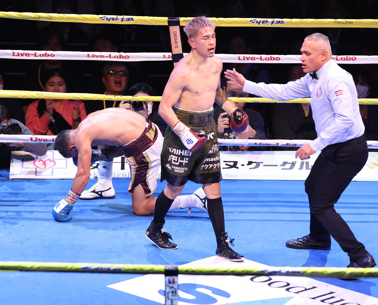 7回、ペレス（左）からダウンを奪う井岡（撮影・中島郁夫）