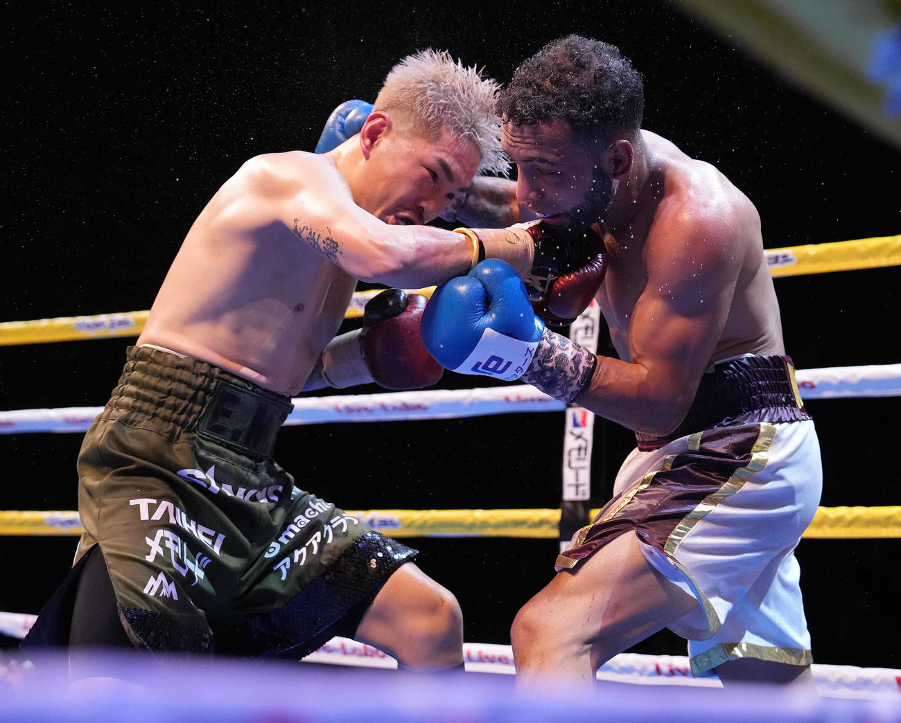 7回、ペレス（右）を攻める井岡（撮影・鈴木みどり）