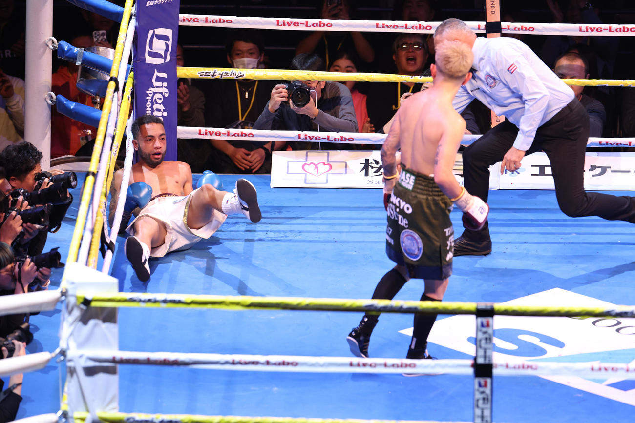 5回、ペレス（左）からダウンを奪う井岡（撮影・中島郁夫）