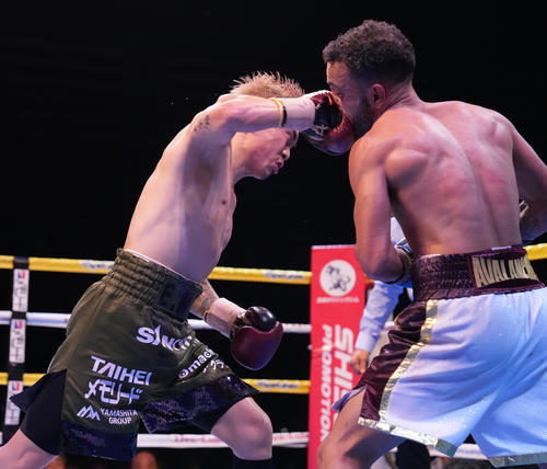 6回、ペレス（右）の顔面にパンチを見舞う井岡（撮影・鈴木みどり）