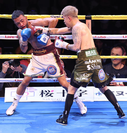 4回、ペレス（左）にパンチを繰り出す井岡（撮影・中島郁夫）