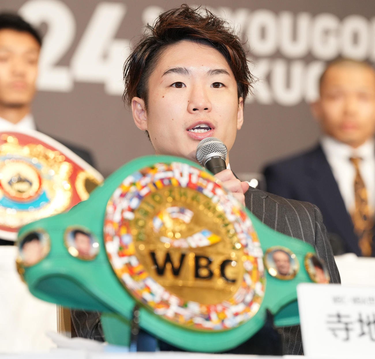 会見に臨むWBC・WBA世界ライトフライ級王者の寺地（撮影・鈴木みどり）