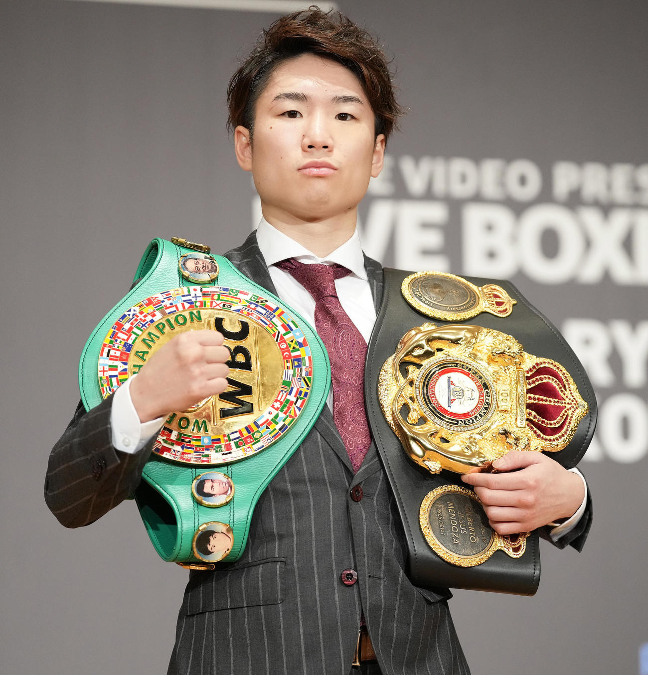 会見を終えポーズを取るWBC・WBA世界ライトフライ級王者の寺地（撮影・鈴木みどり）